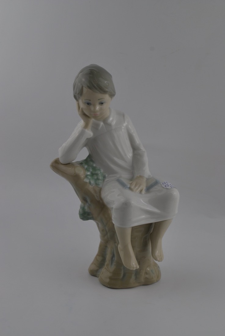 Фарфоровая фигурка "Мальчик с книгой" Lladro - Интернет-магазин