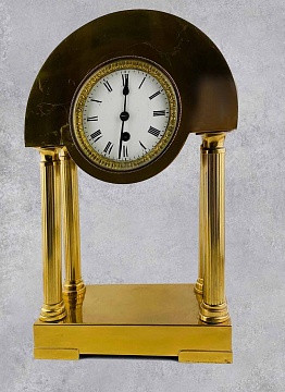 Часы на колонах