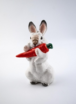  Статуэтка "Заяц с морковкой"