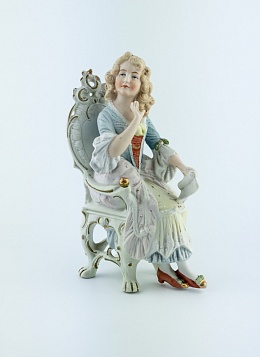 Статуэтка бисквит "Девушка на стуле", Англия