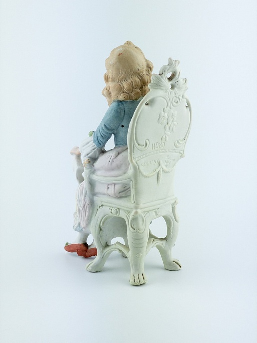 Статуэтка бисквит "Девушка на стуле", Англия