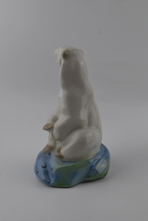 Статуэтка "Белый медведь с рыбой" Гжель